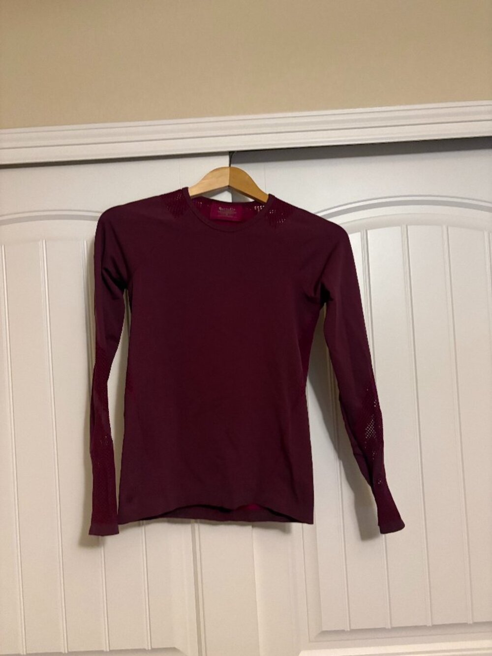 Athleta Caliber Top Small Maroon Perforated Panels Auberge / Candy Apple Nylon